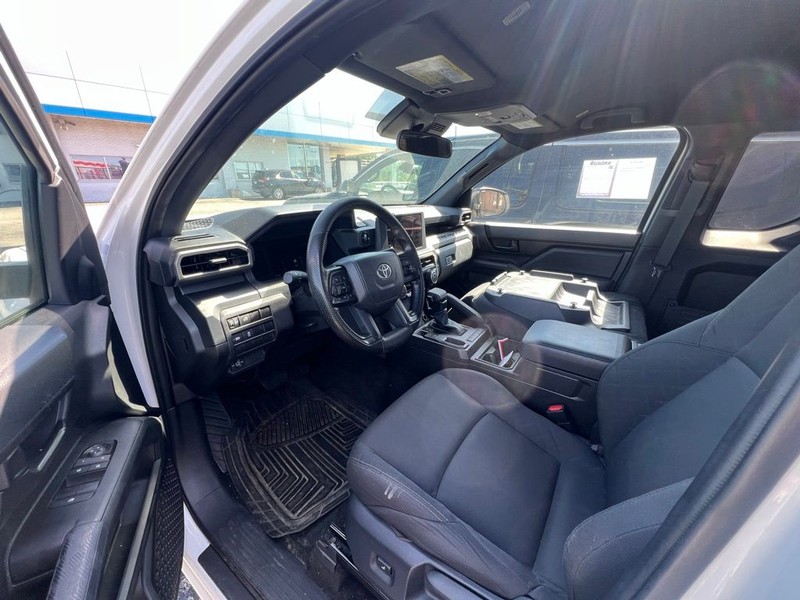 Toyota Tacoma Vehicle Full-screen Gallery Image 7