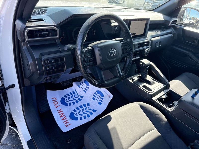 Toyota Tacoma 2WD Vehicle Full-screen Gallery Image 17