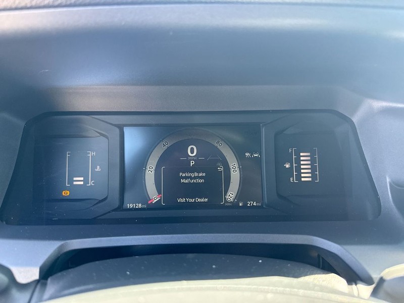 Toyota Tacoma 2WD Vehicle Full-screen Gallery Image 18