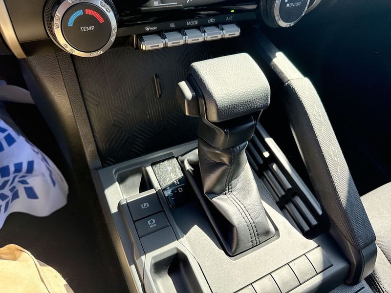 Toyota Tacoma 2WD Vehicle Full-screen Gallery Image 22