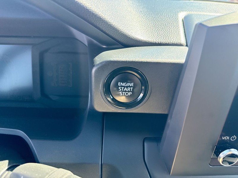 Toyota Tacoma 2WD Vehicle Full-screen Gallery Image 23