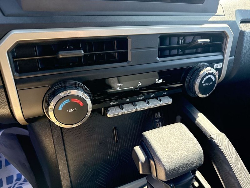 Toyota Tacoma 2WD Vehicle Full-screen Gallery Image 24