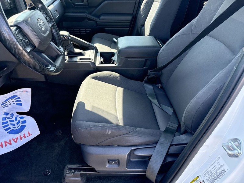 Toyota Tacoma 2WD Vehicle Full-screen Gallery Image 26