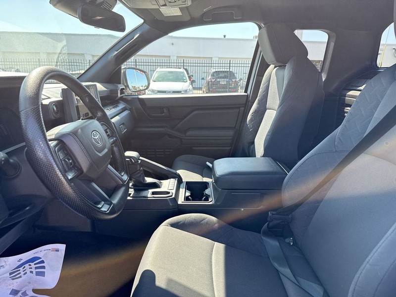 Toyota Tacoma 2WD Vehicle Full-screen Gallery Image 27