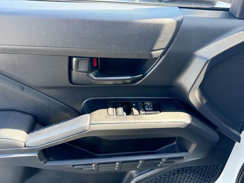 Toyota Tacoma 2WD Vehicle Full-screen Gallery Image 28