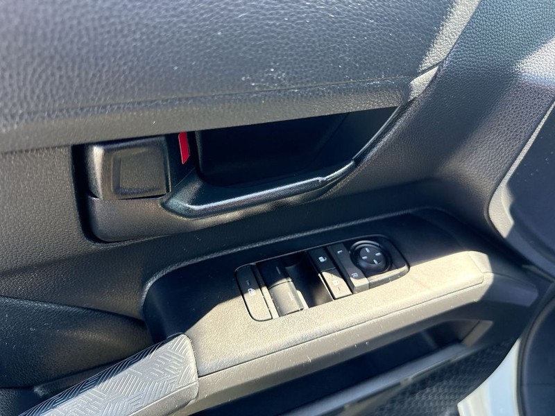 Toyota Tacoma 2WD Vehicle Full-screen Gallery Image 29