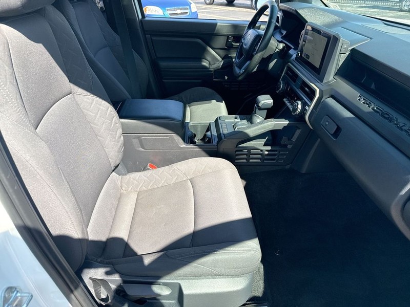 Toyota Tacoma 2WD Vehicle Full-screen Gallery Image 32