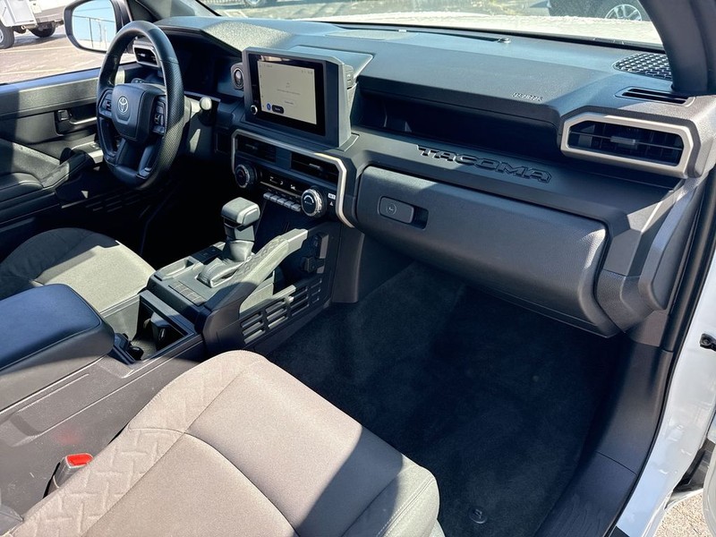 Toyota Tacoma 2WD Vehicle Full-screen Gallery Image 33
