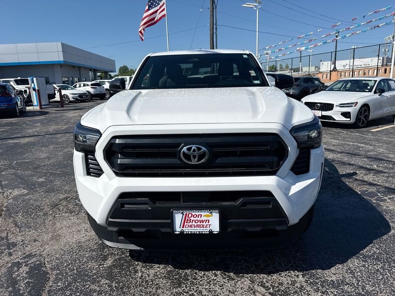 Toyota Tacoma 2WD Vehicle Full-screen Gallery Image 34
