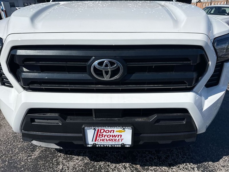 Toyota Tacoma 2WD Vehicle Full-screen Gallery Image 35