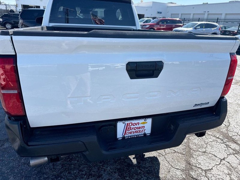Toyota Tacoma 2WD Vehicle Full-screen Gallery Image 36