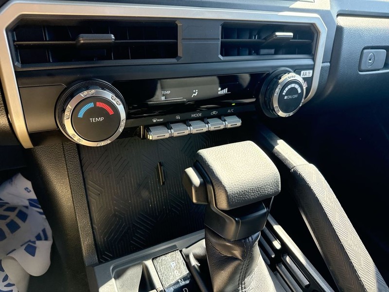 Toyota Tacoma 2WD Vehicle Full-screen Gallery Image 39