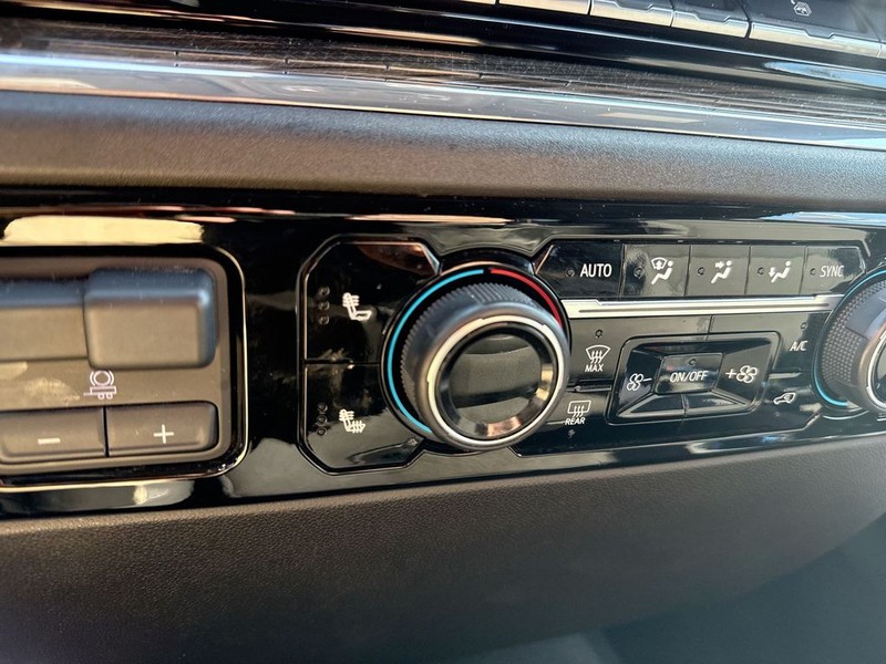 Chevrolet Silverado 1500 Vehicle Full-screen Gallery Image 35