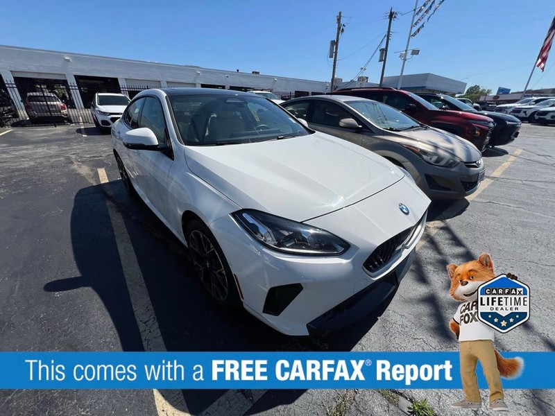 BMW 2 Series Vehicle Full-screen Gallery Image 3