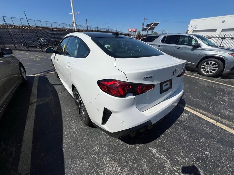 BMW 2 Series Vehicle Full-screen Gallery Image 4