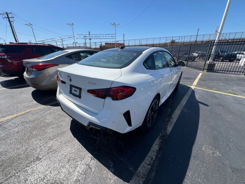 BMW 2 Series Vehicle Full-screen Gallery Image 6