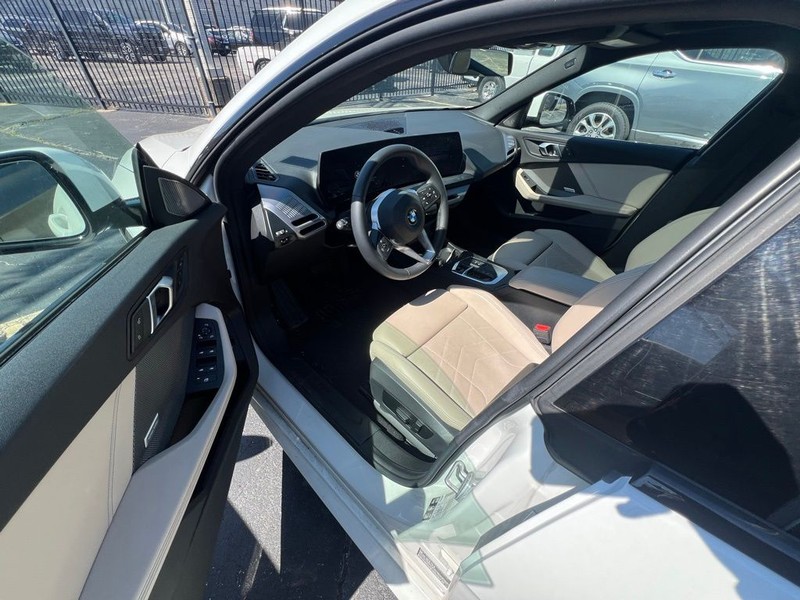 BMW 2 Series Vehicle Full-screen Gallery Image 7