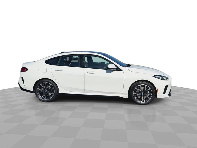 BMW 2 Series Vehicle Full-screen Gallery Image 14