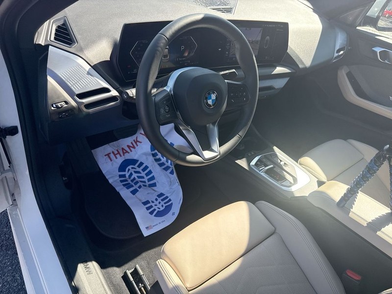 BMW 2 Series Vehicle Full-screen Gallery Image 17