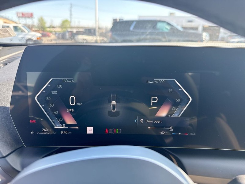 BMW 2 Series Vehicle Full-screen Gallery Image 18