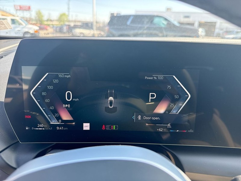 BMW 2 Series Vehicle Full-screen Gallery Image 19