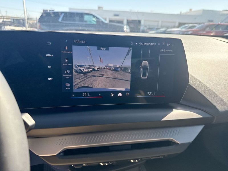 BMW 2 Series Vehicle Full-screen Gallery Image 20