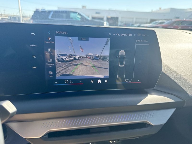 BMW 2 Series Vehicle Full-screen Gallery Image 21