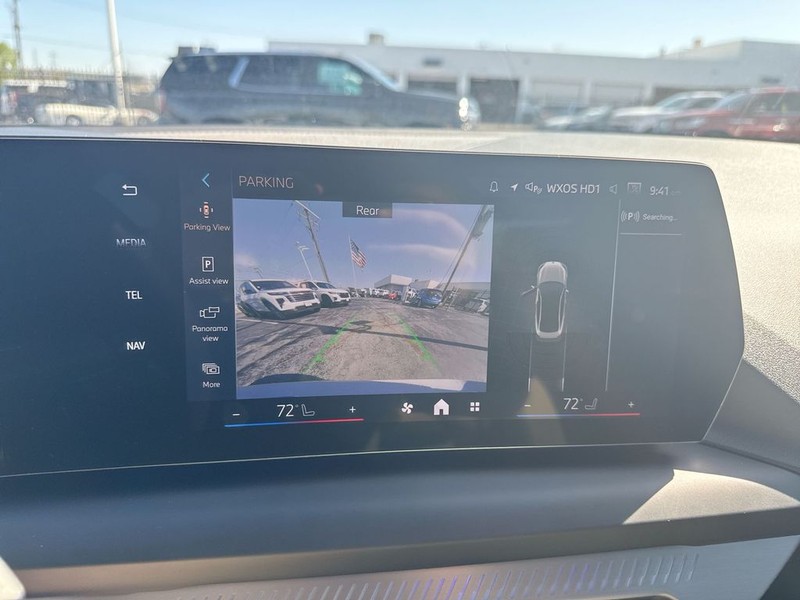 BMW 2 Series Vehicle Full-screen Gallery Image 22