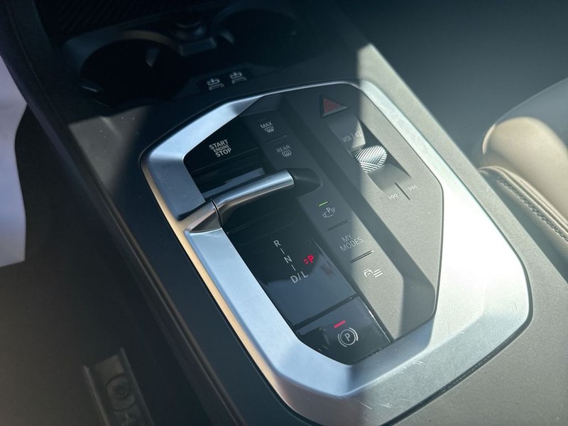 BMW 2 Series Vehicle Full-screen Gallery Image 23