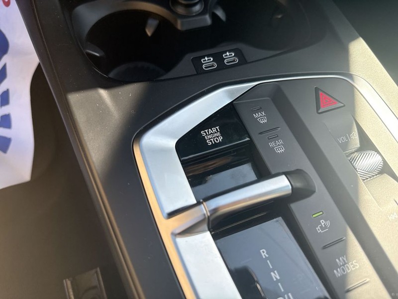 BMW 2 Series Vehicle Full-screen Gallery Image 24