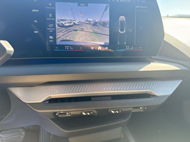 BMW 2 Series Vehicle Full-screen Gallery Image 26