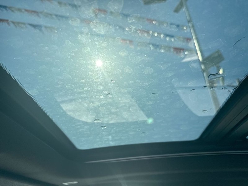 BMW 2 Series Vehicle Full-screen Gallery Image 27