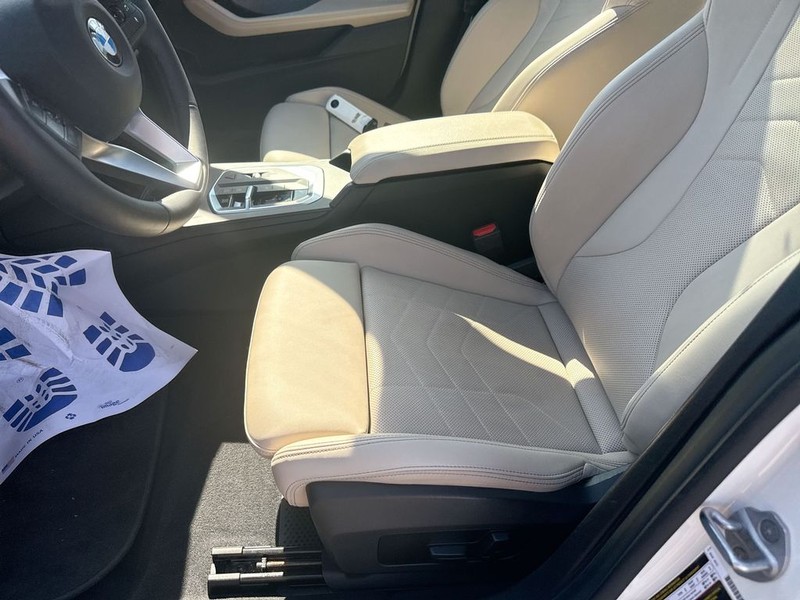 BMW 2 Series Vehicle Full-screen Gallery Image 28