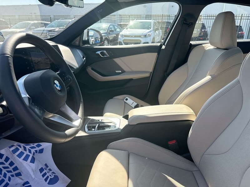 BMW 2 Series Vehicle Full-screen Gallery Image 29