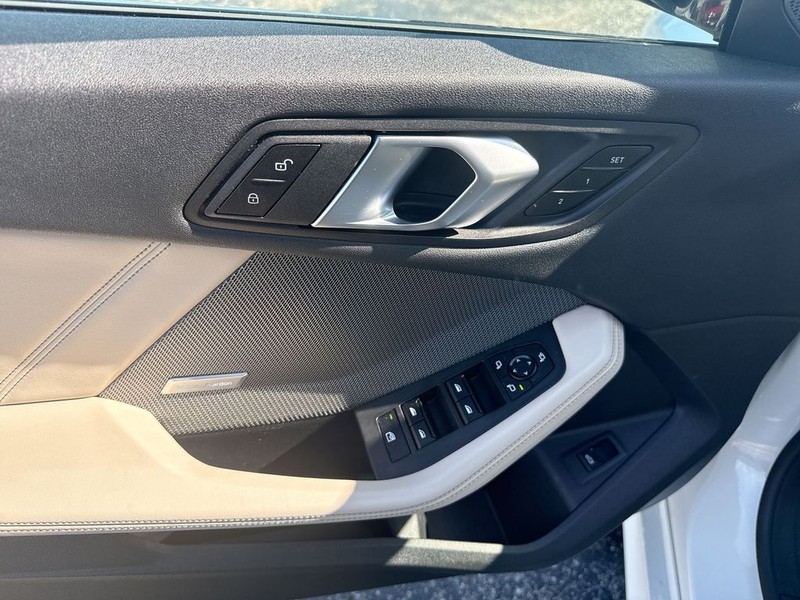 BMW 2 Series Vehicle Full-screen Gallery Image 30