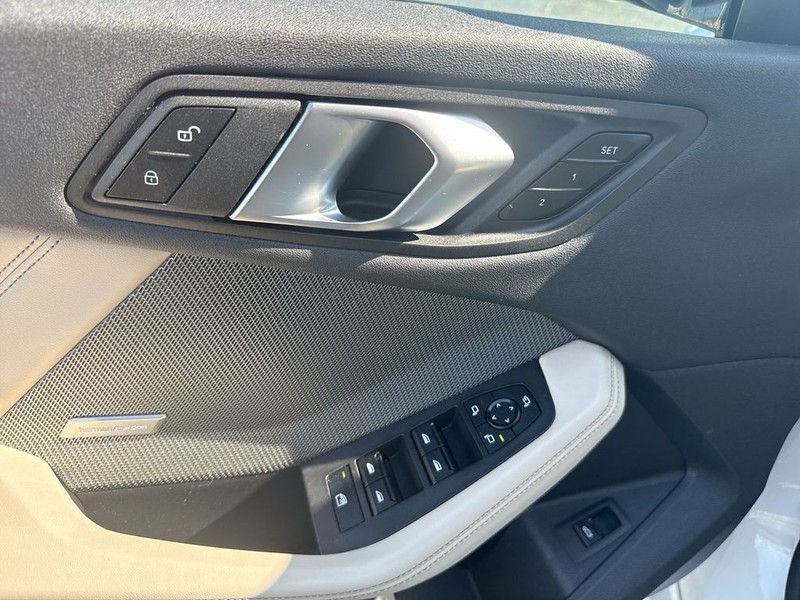 BMW 2 Series Vehicle Full-screen Gallery Image 31