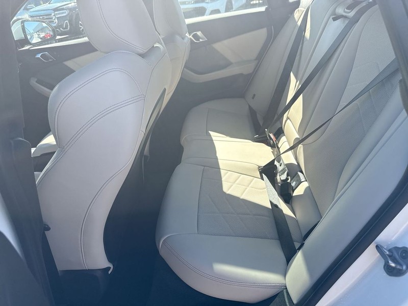 BMW 2 Series Vehicle Full-screen Gallery Image 32