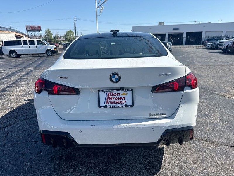 BMW 2 Series Vehicle Full-screen Gallery Image 33