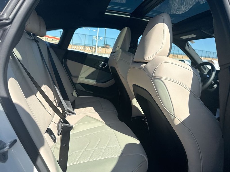 BMW 2 Series Vehicle Full-screen Gallery Image 34