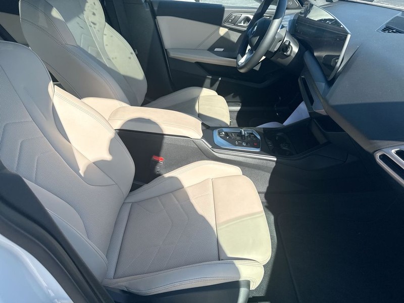 BMW 2 Series Vehicle Full-screen Gallery Image 35