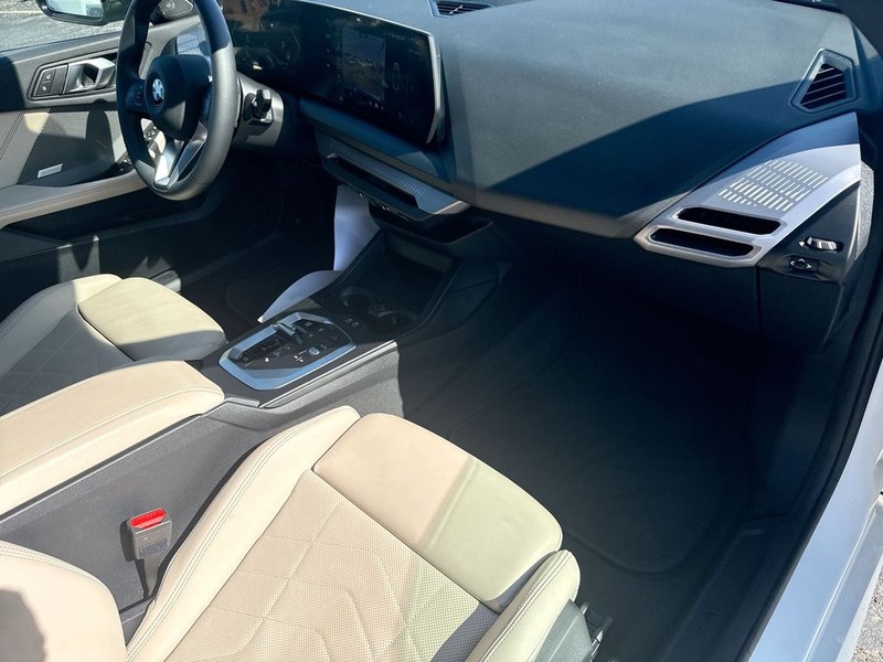 BMW 2 Series Vehicle Full-screen Gallery Image 36