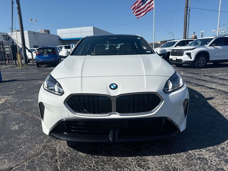 BMW 2 Series Vehicle Full-screen Gallery Image 37