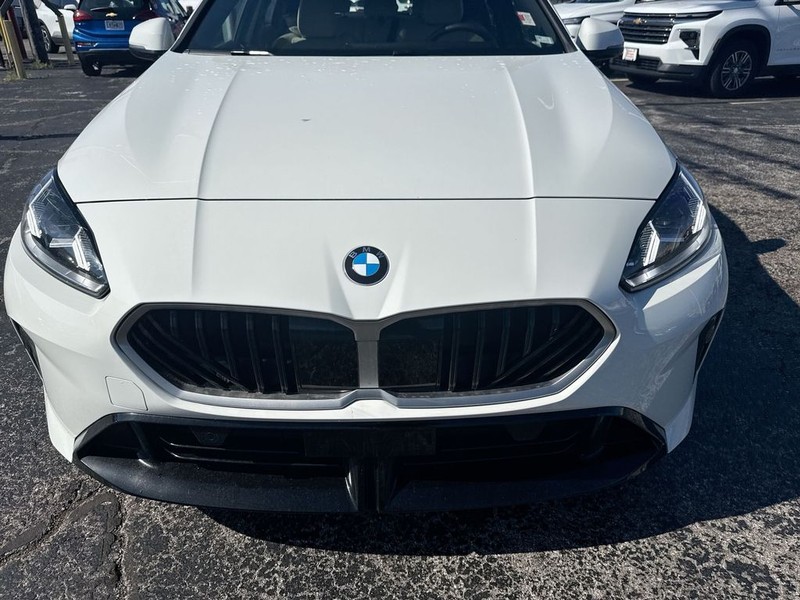 BMW 2 Series Vehicle Full-screen Gallery Image 38