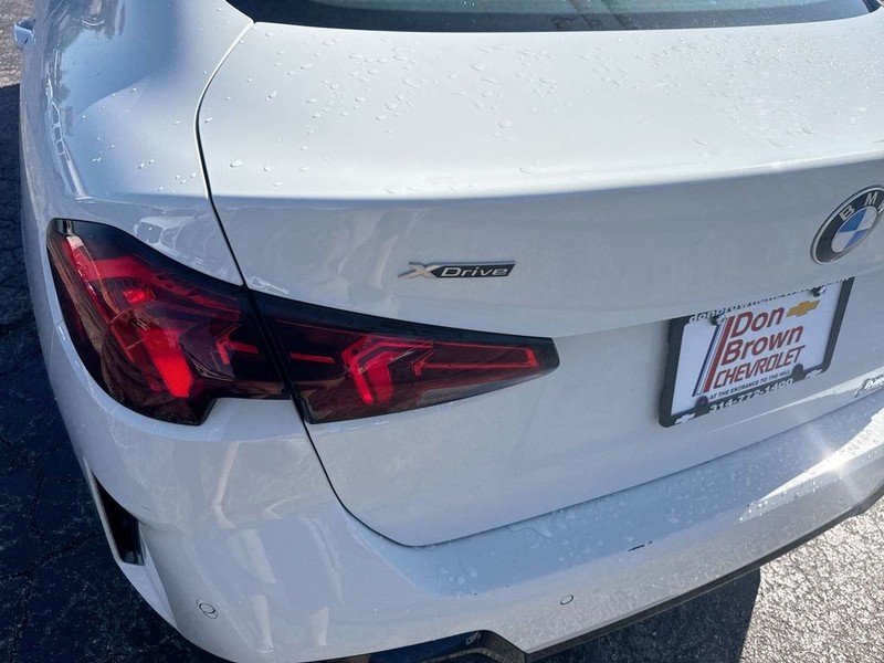 BMW 2 Series Vehicle Full-screen Gallery Image 39