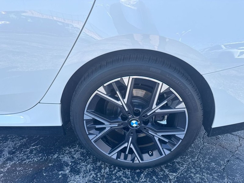 BMW 2 Series Vehicle Full-screen Gallery Image 40