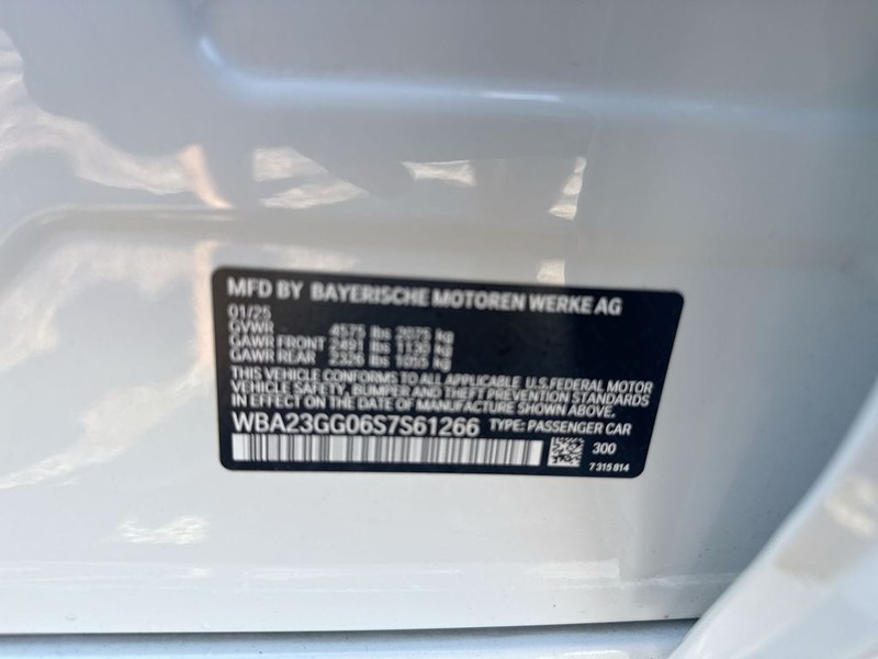 BMW 2 Series Vehicle Full-screen Gallery Image 41