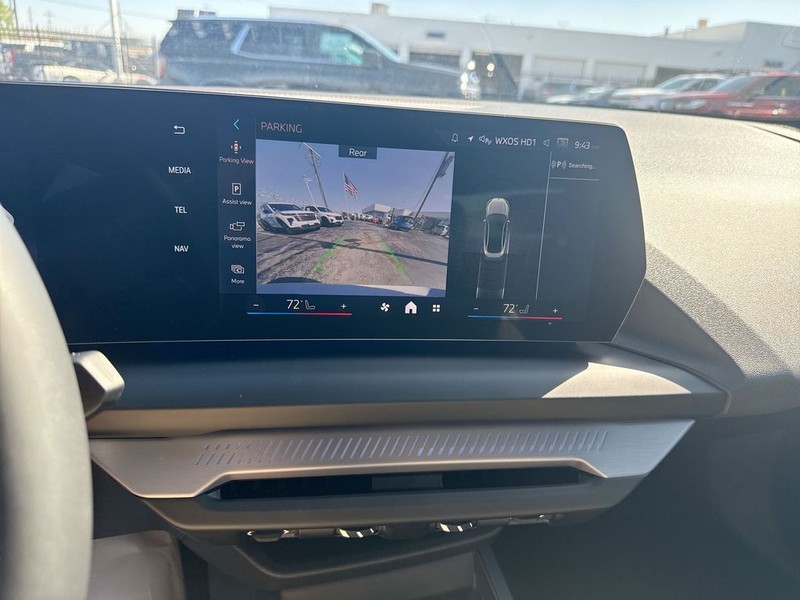 BMW 2 Series Vehicle Full-screen Gallery Image 42