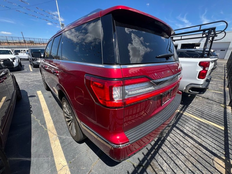 Lincoln Navigator Vehicle Full-screen Gallery Image 4