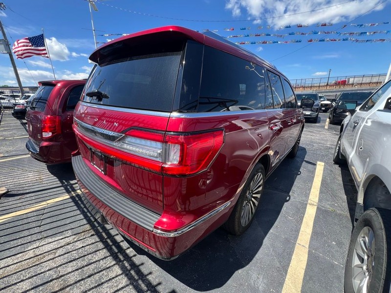 Lincoln Navigator Vehicle Full-screen Gallery Image 6