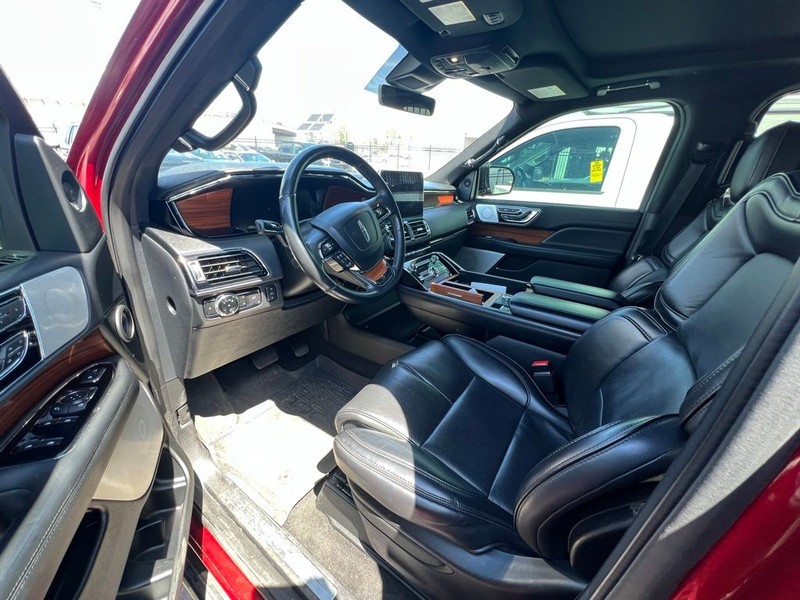 Lincoln Navigator Vehicle Full-screen Gallery Image 7